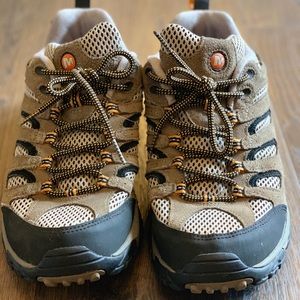 Men’s MOAB Vent Wide Hiking Shoe size 9